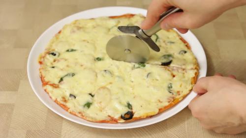 Студенческая пицца на сковороде. Пицца на сковороде за 5 минут. Простой рецепт быстрой пиццы на завтрак