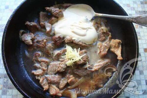 Тушеная индейка. Вкусная тушеная индейка в сметане на сковороде