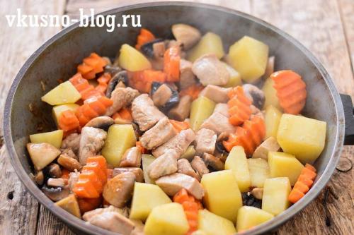 Курица с овощами и грибами на сковороде. Курица тушеная с грибами и овощами