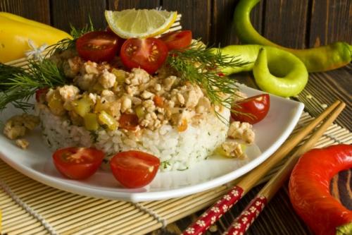 Рис по-китайски с курицей и овощами. Жареный рис с курицей по-китайски 08