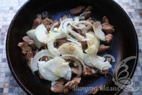 Тушеная индейка. Вкусная тушеная индейка в сметане на сковороде