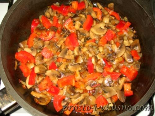 Куриная грудка с овощами и грибами. 