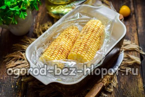 Кукуруза в рукаве в духовке. Запечённая кукуруза в рукаве с чесноком и травами