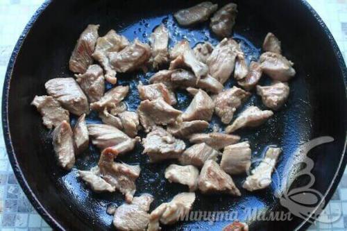 Тушеная индейка. Вкусная тушеная индейка в сметане на сковороде