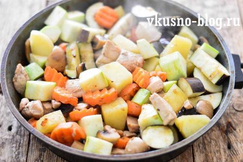 Курица с овощами и грибами на сковороде. Курица тушеная с грибами и овощами