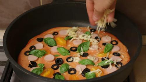 Студенческая пицца на сковороде. Пицца на сковороде за 5 минут. Простой рецепт быстрой пиццы на завтрак