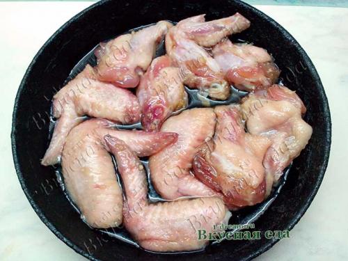 Куриные крылья по восточному. Крылышки в медово-соевом  соусе в духовке - рецепт с фото