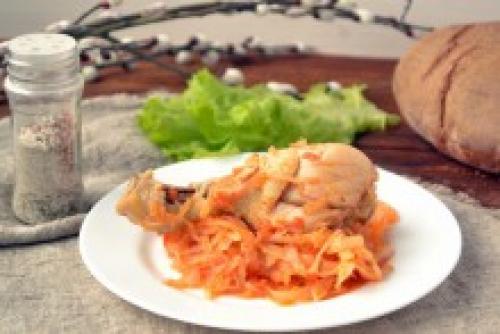 Тушеная капуста с куриными ножками в мультиварке. Куриные голени с капустой