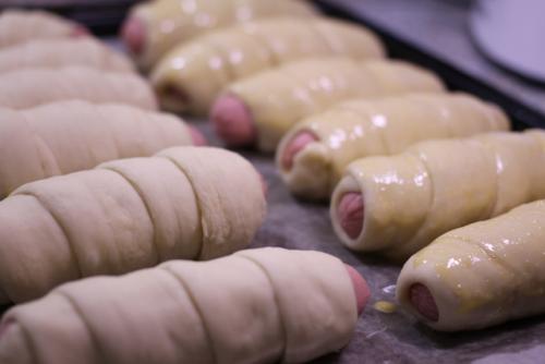 Тесто для сосисок в тесте в духовке на сметане. Сосиски в тесте быстро вкусно и очень просто на дрожжевом тесте