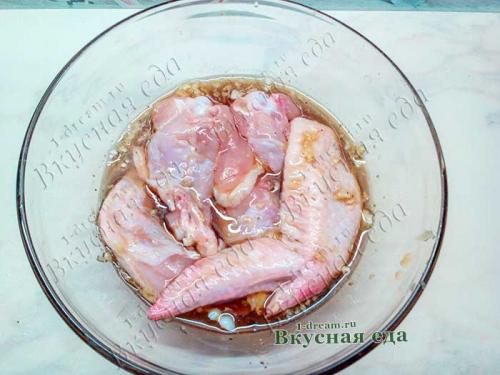 Куриные крылья по восточному. Крылышки в медово-соевом  соусе в духовке - рецепт с фото