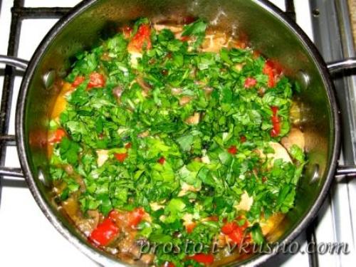 Куриная грудка с овощами и грибами. 