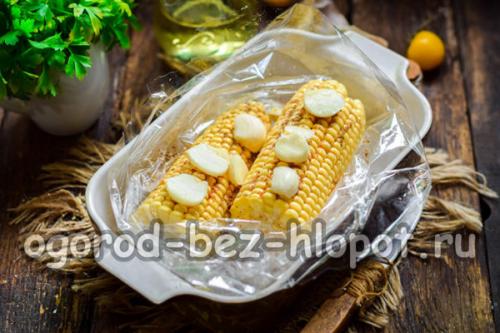 Кукуруза в рукаве в духовке. Запечённая кукуруза в рукаве с чесноком и травами
