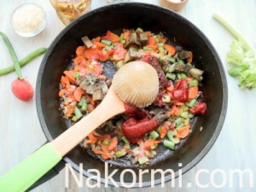 Рис с томатной пастой и овощами. Процесс приготовления 05