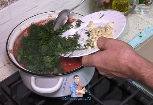 Лечо с чесноком и зеленью. Лечо из помидор и перца на зиму. С зеленью и чесноком