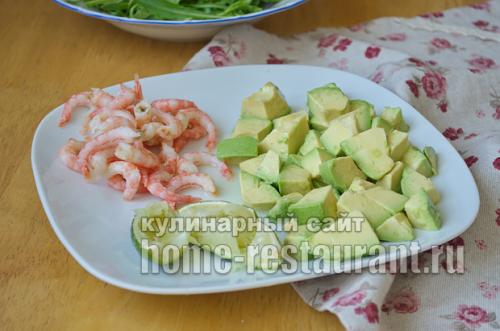 Салат креветки авокадо руккола. Салат с рукколой, креветками и авокадо
