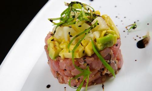 Тартар из лосося с огурцом и авокадо. Тартар из лосося и плодов авокадо