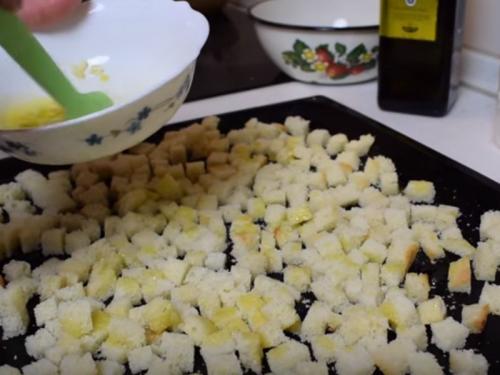 Салат Цезарь с курицей и сухариками. Классический рецепт салата Цезарь с курицей и сухариками в домашних условиях