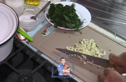 Лечо с чесноком и зеленью. Лечо из помидор и перца на зиму. С зеленью и чесноком