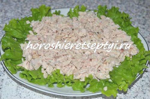 Салат с курицей и помидорами и сыром. Ингредиенты: