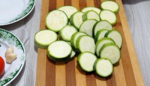 Кабачки на закуску в духовке. Запеченные кабачки в духовке с помидорами и сыром