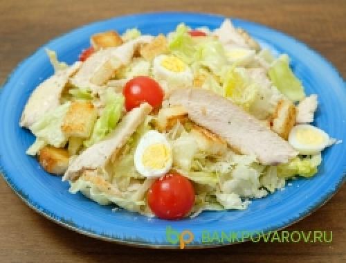 Салат Цезарь с курицей с готовым соусом Цезарь. Салат Цезарь с курицей с соусом Цезарь