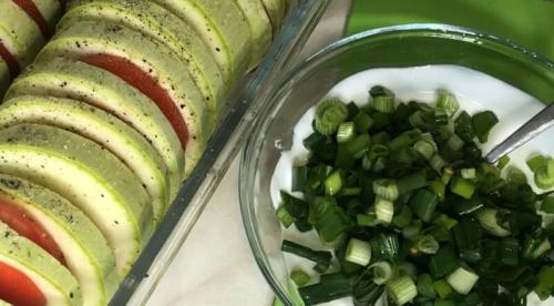 Кабачки в духовке. Готовим кабачки в духовке с помидорами, сметаной и сыром