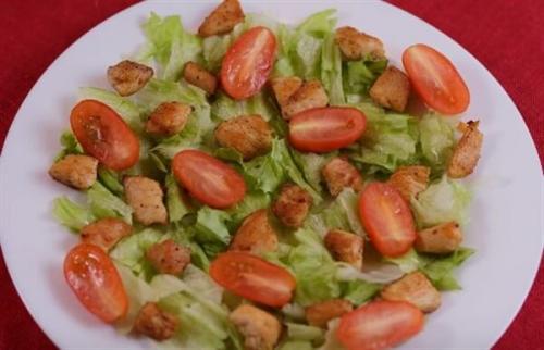 Салат Цезарь с курицей с готовым соусом Цезарь. Салат Цезарь с курицей с соусом Цезарь 15