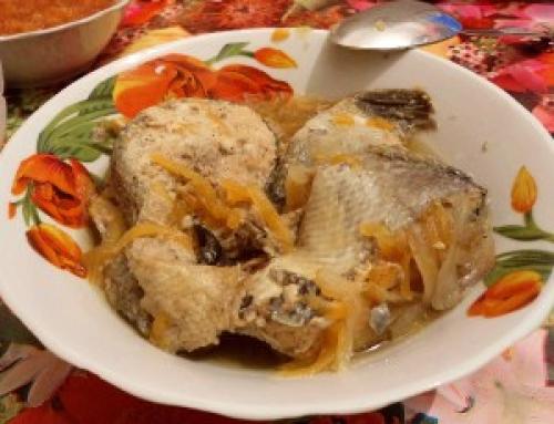 Лосось тушеный с морковью и луком. Лосось по-монастырски