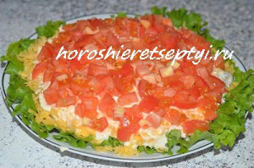 Салат с курицей и помидорами и сыром. Ингредиенты: