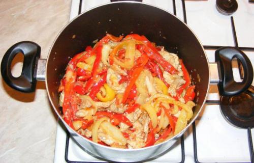 Курица с кунжутом и овощами
