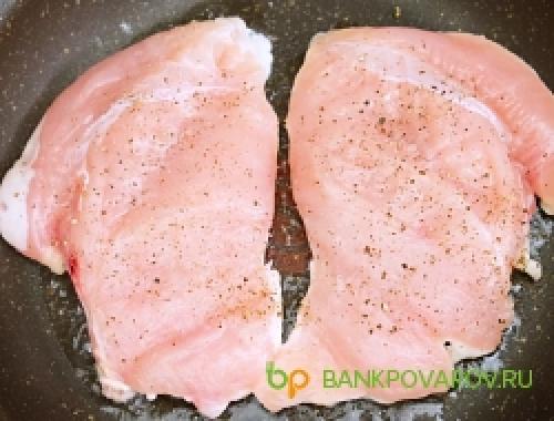 Салат Цезарь с курицей с готовым соусом Цезарь. Салат Цезарь с курицей с соусом Цезарь