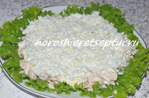 Салат с курицей и помидорами и сыром. Ингредиенты: