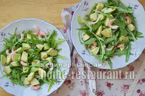 Салат креветки авокадо руккола. Салат с рукколой, креветками и авокадо