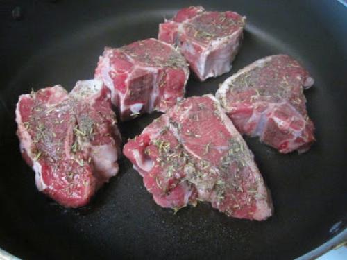 Бараньи отбивные на косточке. Отбивные из баранины