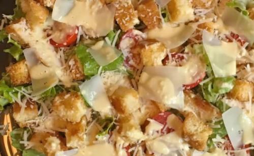 Салат Цезарь с сухариками простой рецепт. Классический рецепт салата Цезарь с курицей и сухариками в домашних условиях