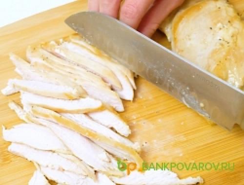 Салат Цезарь с курицей с готовым соусом Цезарь. Салат Цезарь с курицей с соусом Цезарь