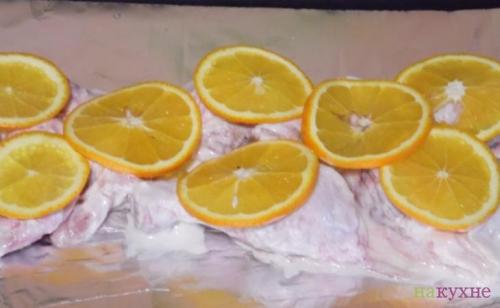 Курица запеченная с апельсинами в фольге. Курица под апельсинами, запеченная в фольге