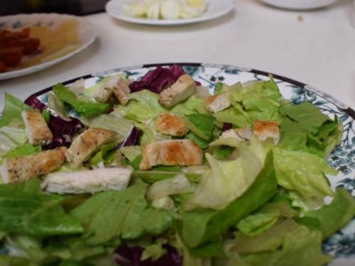 Салат Цезарь с курицей и сухариками. Классический рецепт салата Цезарь с курицей и сухариками в домашних условиях