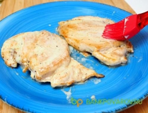 Салат Цезарь с курицей с готовым соусом Цезарь. Салат Цезарь с курицей с соусом Цезарь