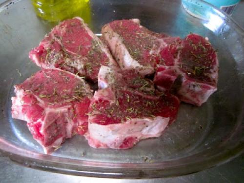 Бараньи отбивные на косточке. Отбивные из баранины