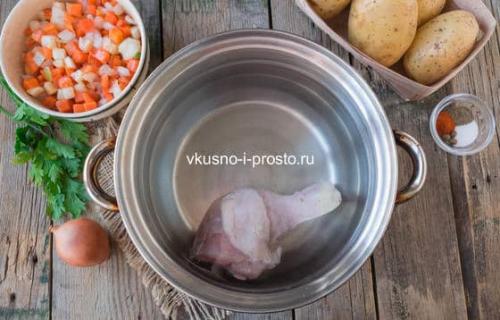 Пельмени в курином бульоне. Суп с пельменями на курином бульоне