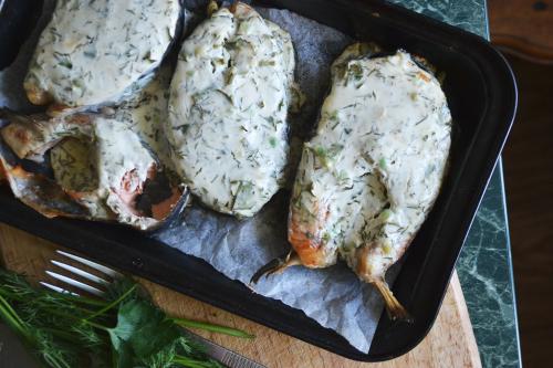 Лосось тушеный в сметане. Лосось в сметанном соусе