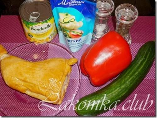 Салат с копченой курицей болгарским перцем и сыром. Салат с копченой курицей и болгарским перцем