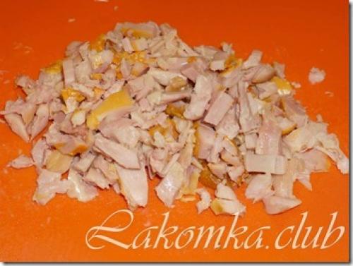 Салат с копченой курицей болгарским перцем и сыром. Салат с копченой курицей и болгарским перцем