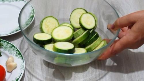 Кабачки на закуску в духовке. Запеченные кабачки в духовке с помидорами и сыром