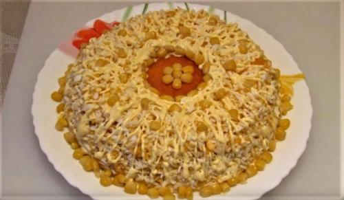 Салат с куриной грудкой, кукурузой и солеными огурцами