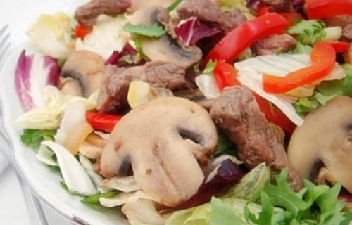 Салат шампиньоны болгарский перец. Мясной салат с болгарским перцем и шампиньонами