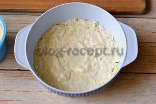 Салат с курицей и кукурузой и сухариками. Ингредиенты: