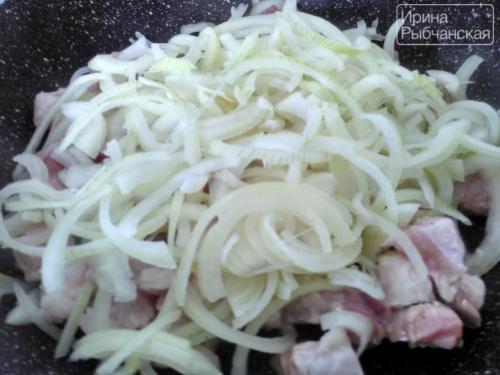Рецепт: Подлива со свининой - с солеными огурцами