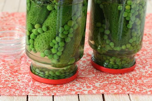 Огурцы для оливье на зиму. Заготовка на зиму для «Оливье» – огурцы сразу вместе с горошком – очень удобно